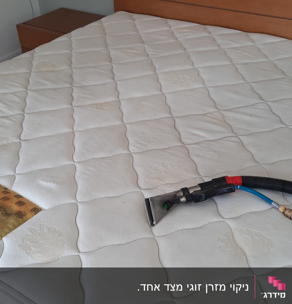 מזרן עם כתמים, מכונת ניקוי ושקית תה